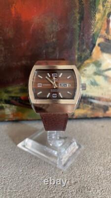 Belle montre mécanique automatique vintage Maty Suisse. Fonctionnelle. Forme TV