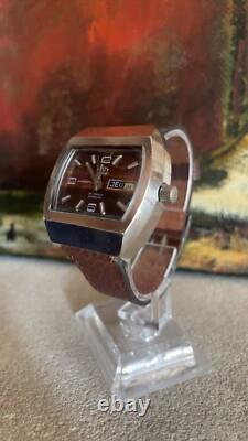 Belle montre mécanique automatique vintage Maty Suisse. Fonctionnelle. Forme TV