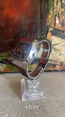 Belle montre mécanique automatique vintage Maty Suisse. Fonctionnelle. Forme TV