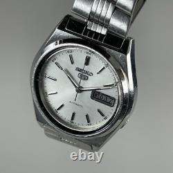 Montre automatique homme SEIKO 5 38 mm jour/date bracelet argent SS 7009-8761